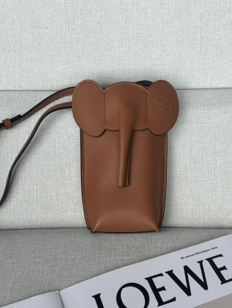 L0ew* Elephant Pocket in classic calfskin 18x8x4cm