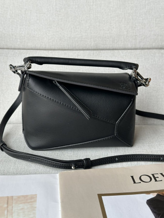 L0ew* Small Puzzle bag in classic calfskin 24x10.5x16.5cm