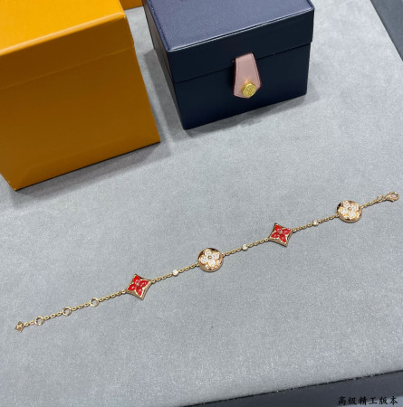 L0*is Vuitto Large with Red Agate and Diamonds Four-Flower Bracelet