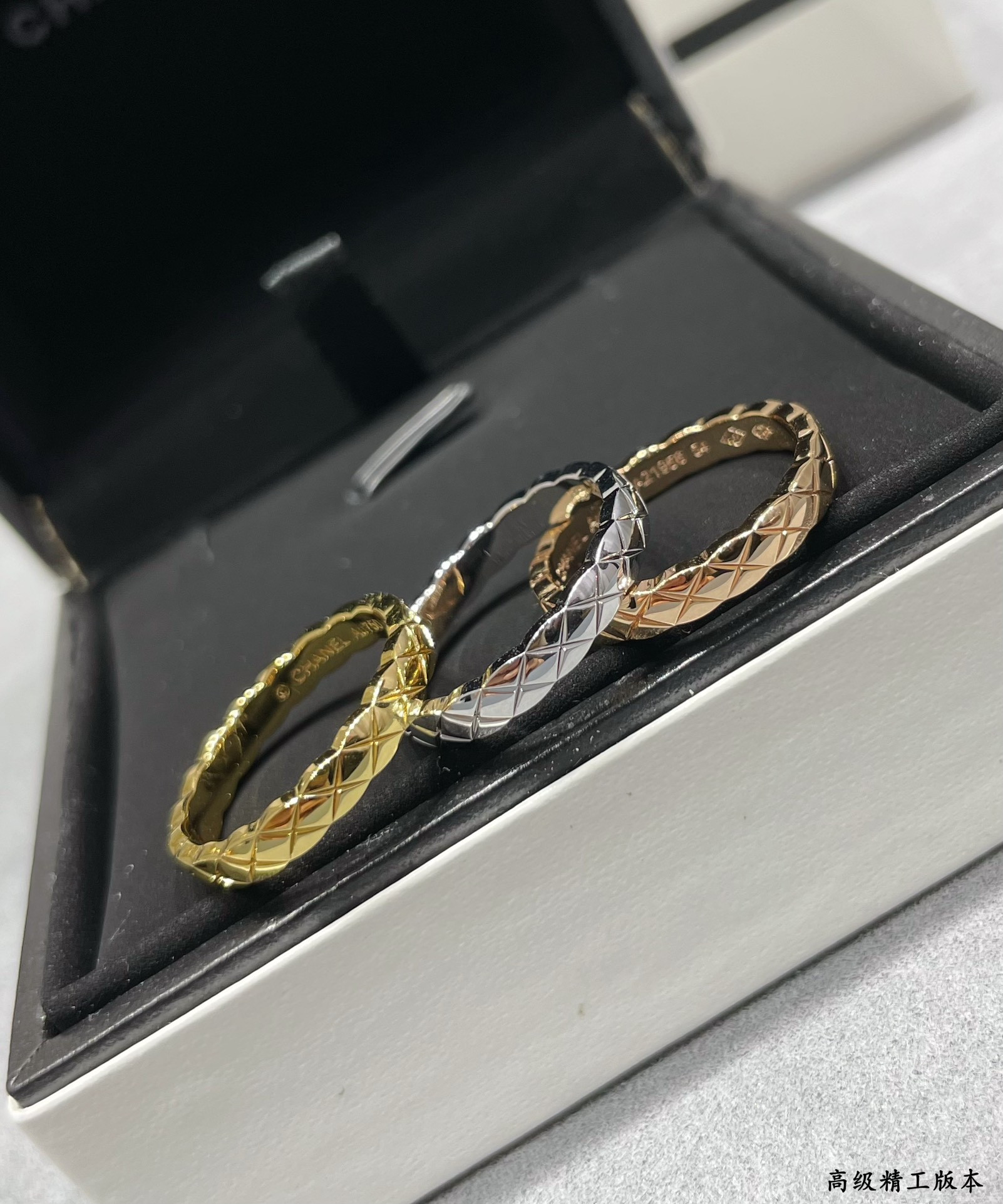 Ch*el Narrow Diamond Pattern Smooth Ring