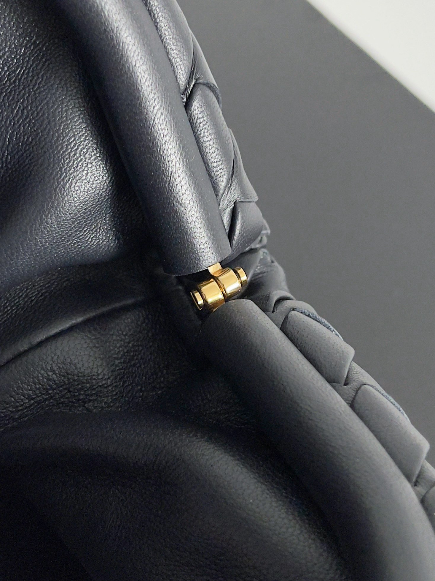 Bo*te*ga Ve*ne*ta LAUREN CLUTCH Andiamo Parachute 31x16.5x11cm