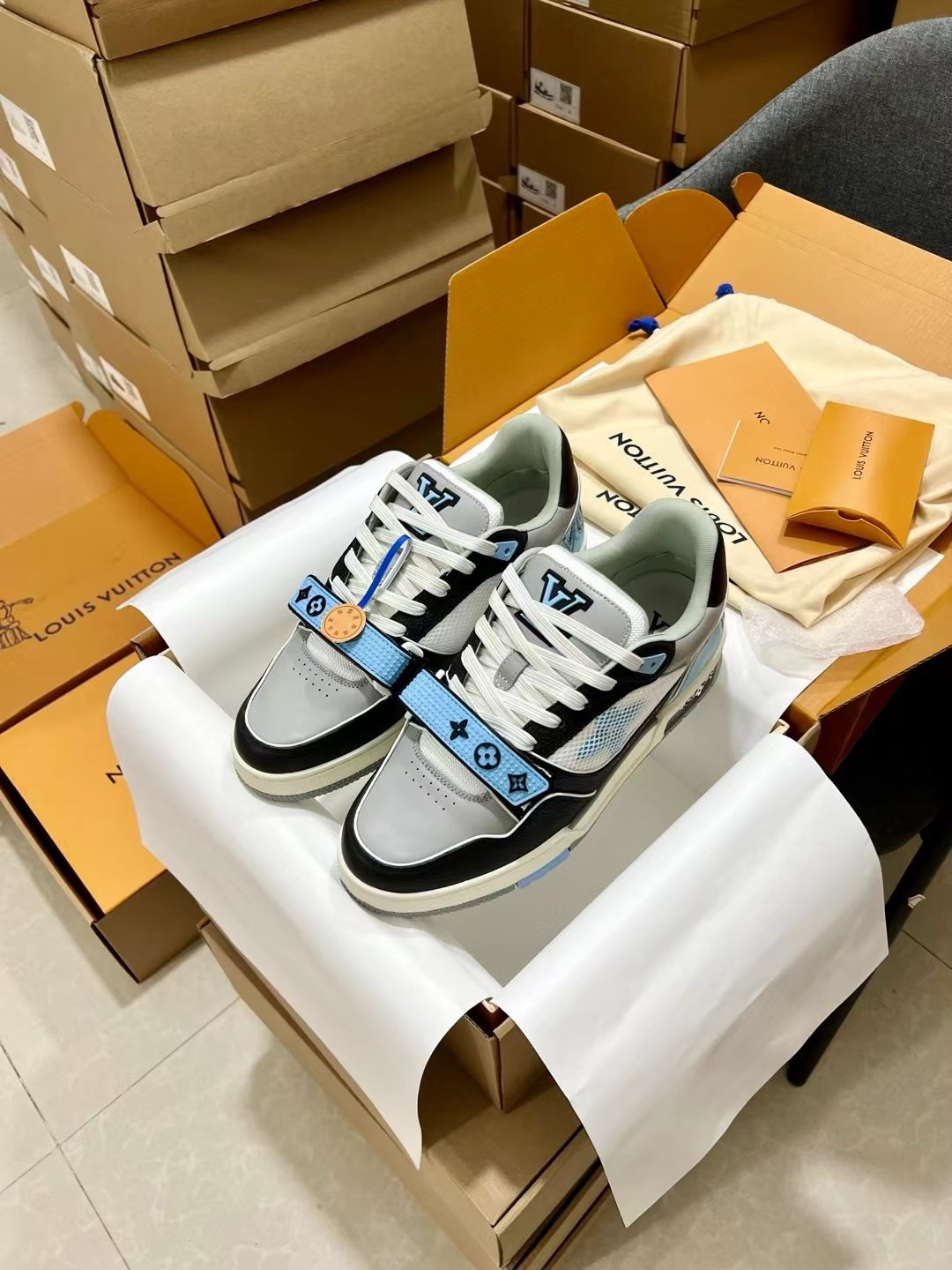 UA L0*is V*t0n LV Trainer Blue Grey Black