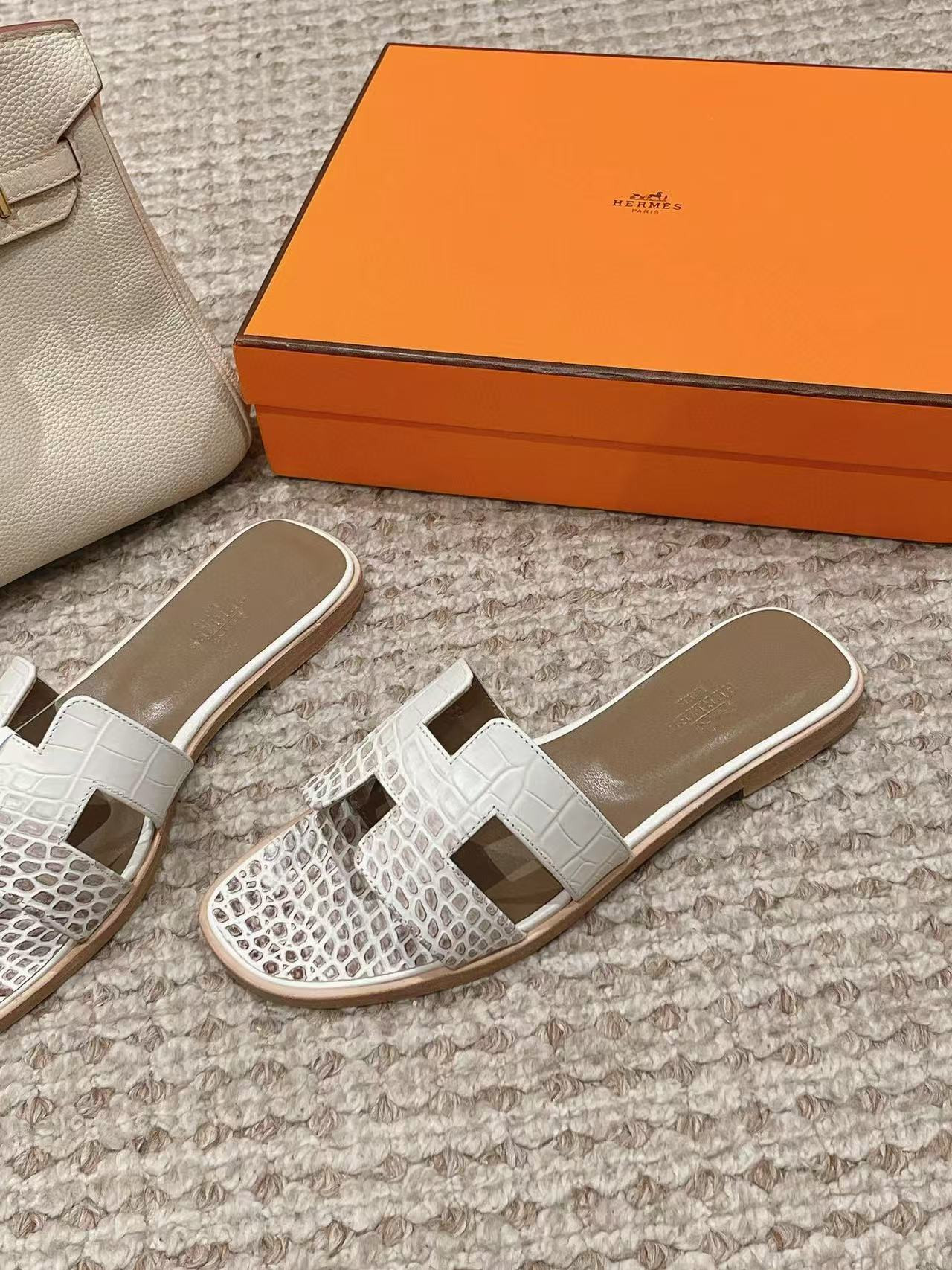 UA Hermès Oran sandal