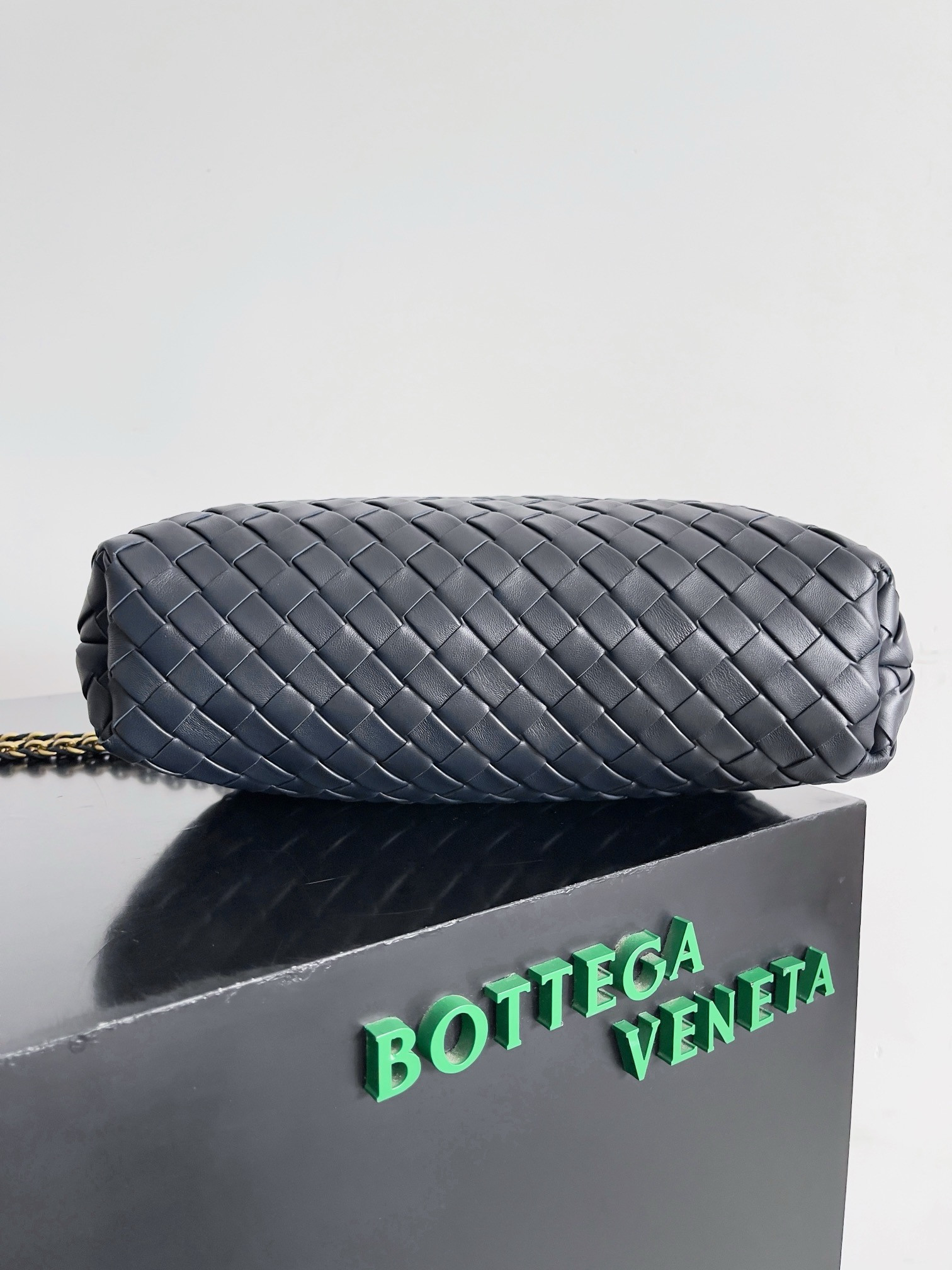 Bo*te*ga Ve*ne*ta LAUREN CLUTCH Andiamo Parachute 31x16.5x11cm
