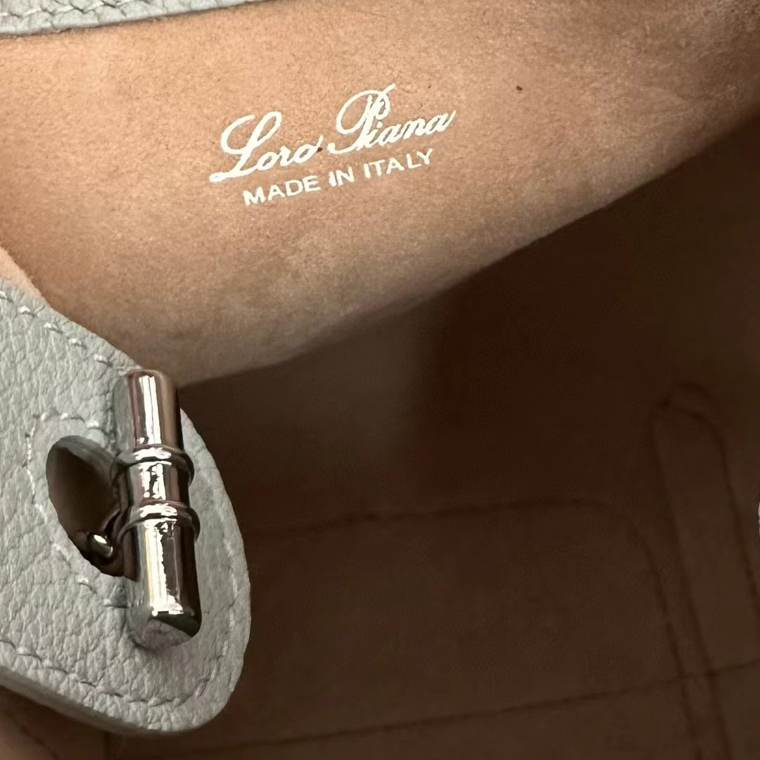 L**o p*ana Small Bale Bag Grained Calfskin 17 x 17 x 21 cm