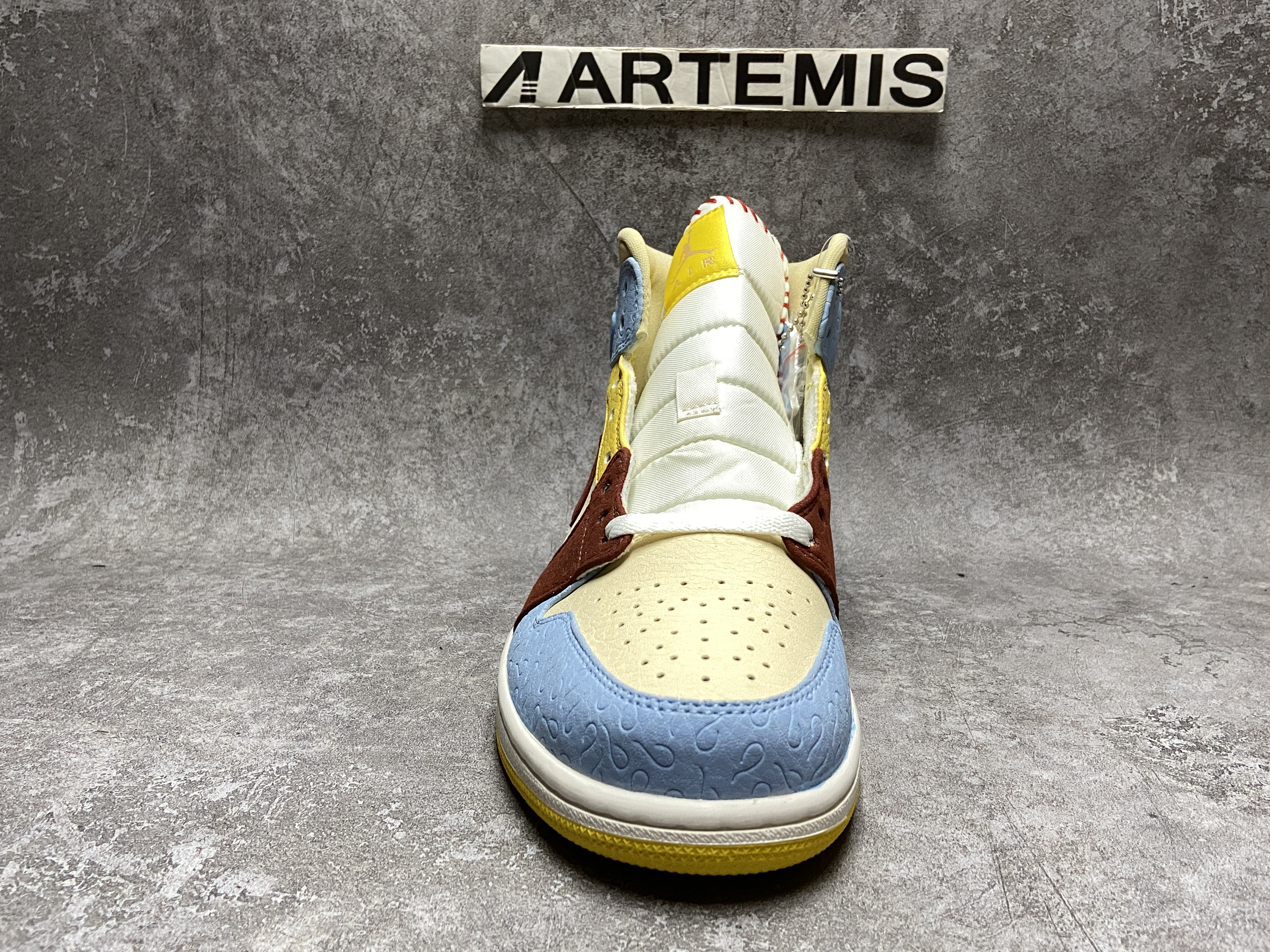 Air Jordan 1 Mid SE Fearless Maison Chateau Rouge