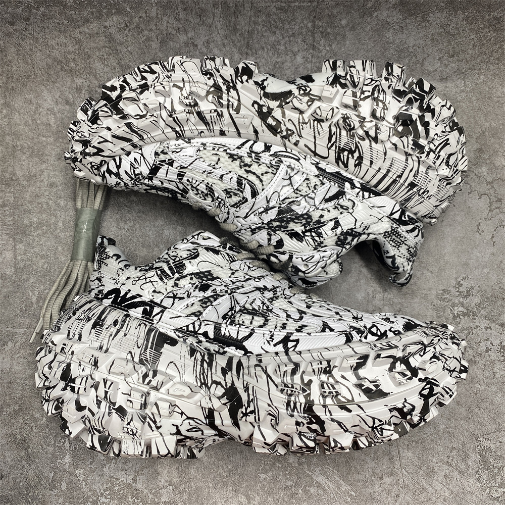 UA Ba*len*cia*ga Defender Graffiti