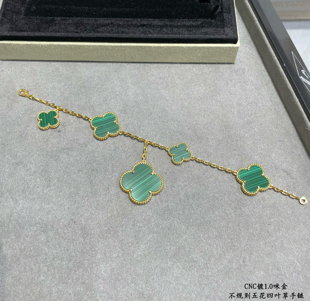 V*N CL*F & Arpels Natural malachite irregular five-flowered four-leaf clover Bracelet