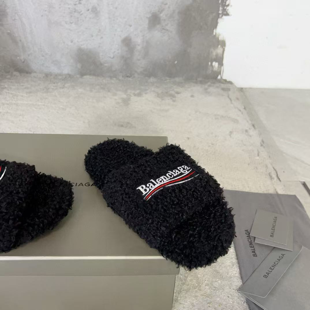 UA Ba*len*cia*ga SLIDE