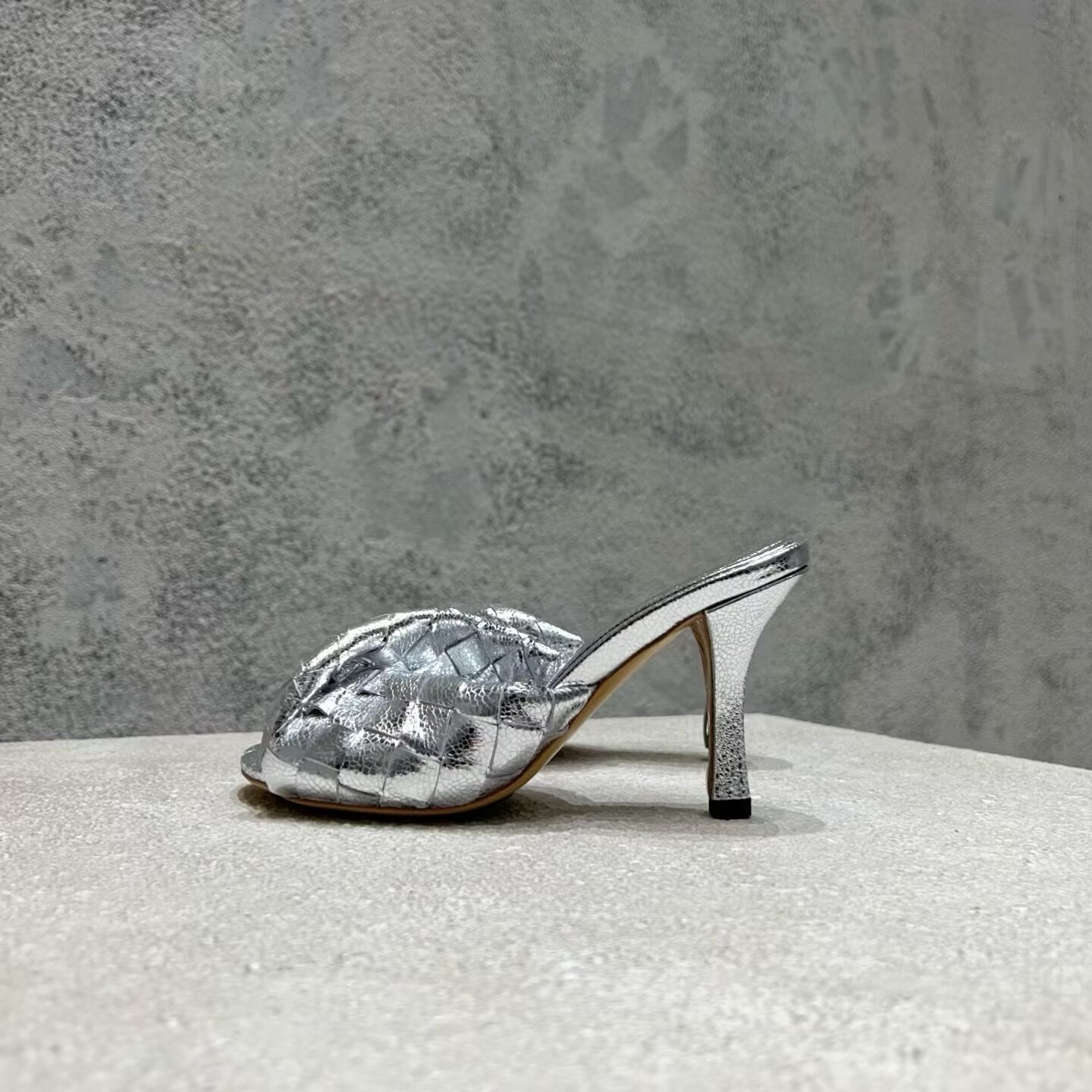 UA Bo*te*ga Ve*ne*ta Blink Slides