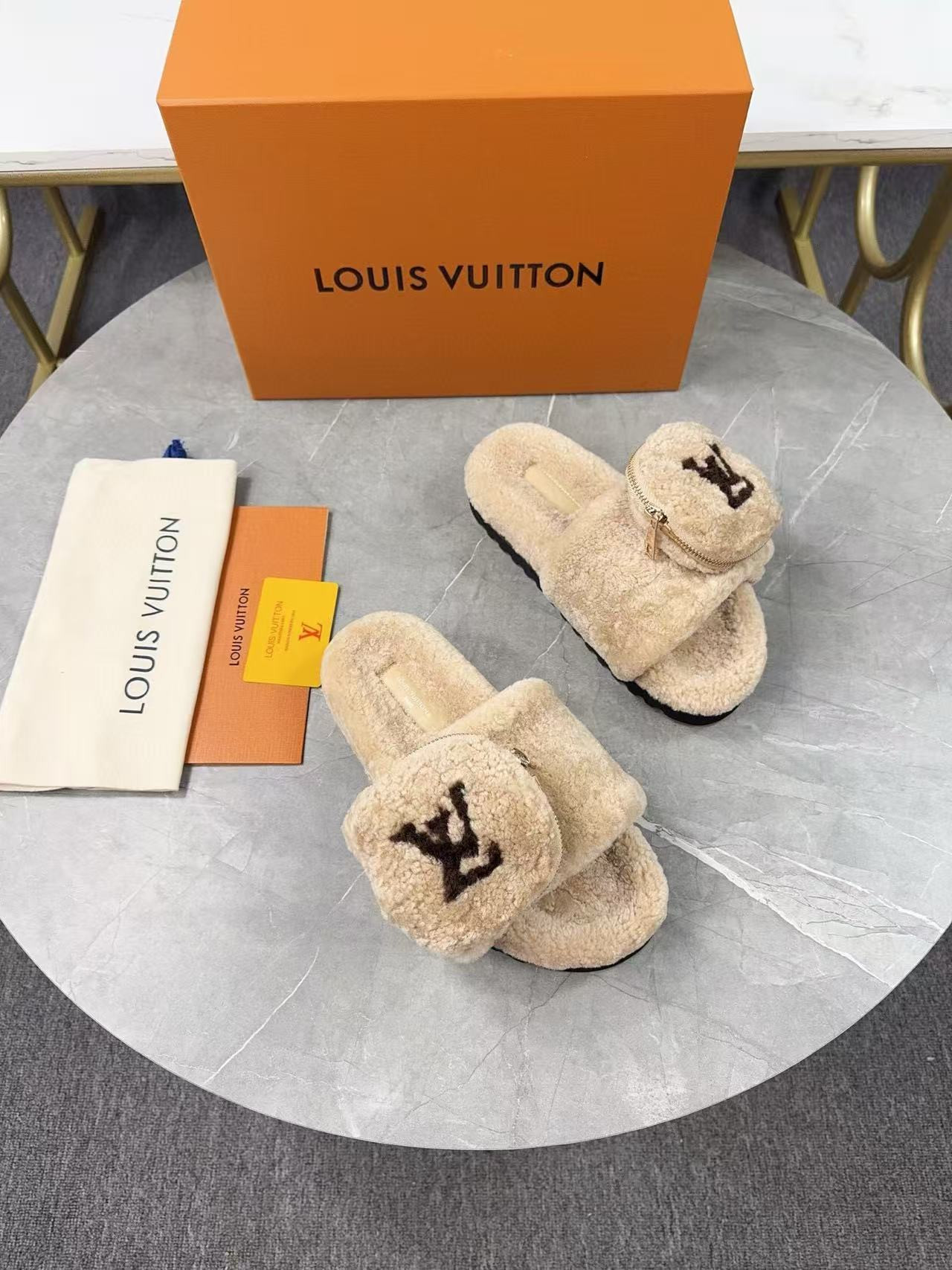 UA LV Slippers