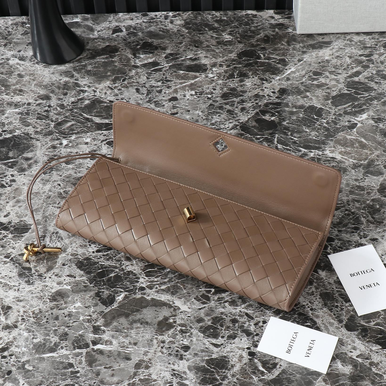 Bo*te*ga Ve*ne*ta Long Clutch Andiamo With Handle Fondant 31x13x3cm