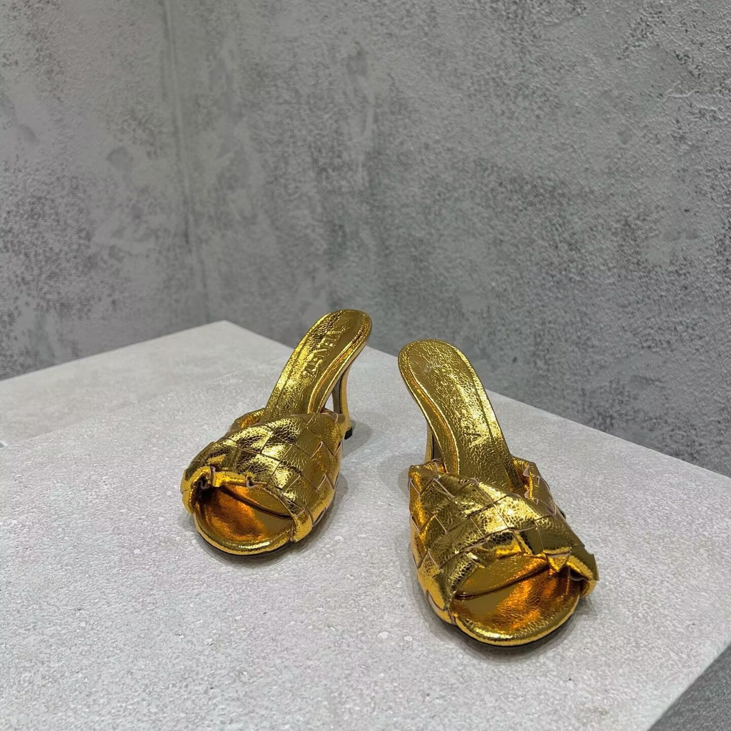 UA Bo*te*ga Ve*ne*ta Blink Slides