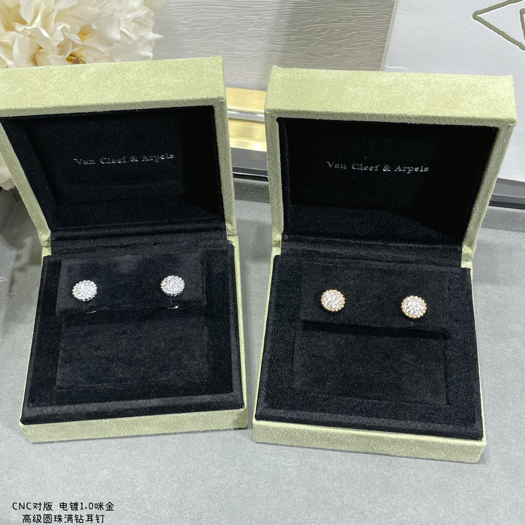 V*N CL*F & Arpels round bead full diamond earrings