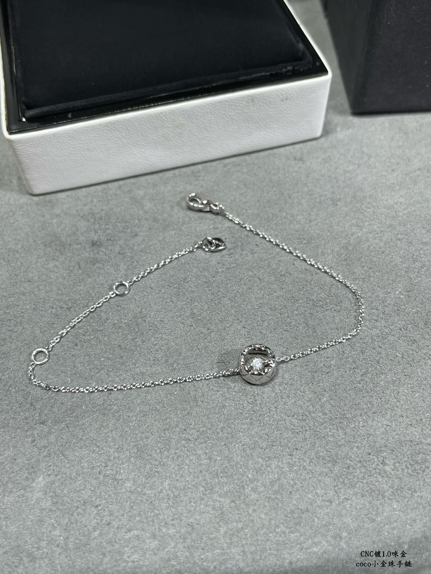 Ch*el Carved diamond-shaped gold bead Bracelet