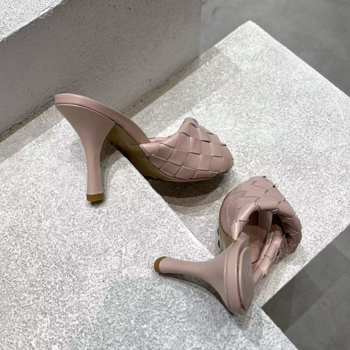 UA Bo*te*ga Ve*ne*ta Blink Slides