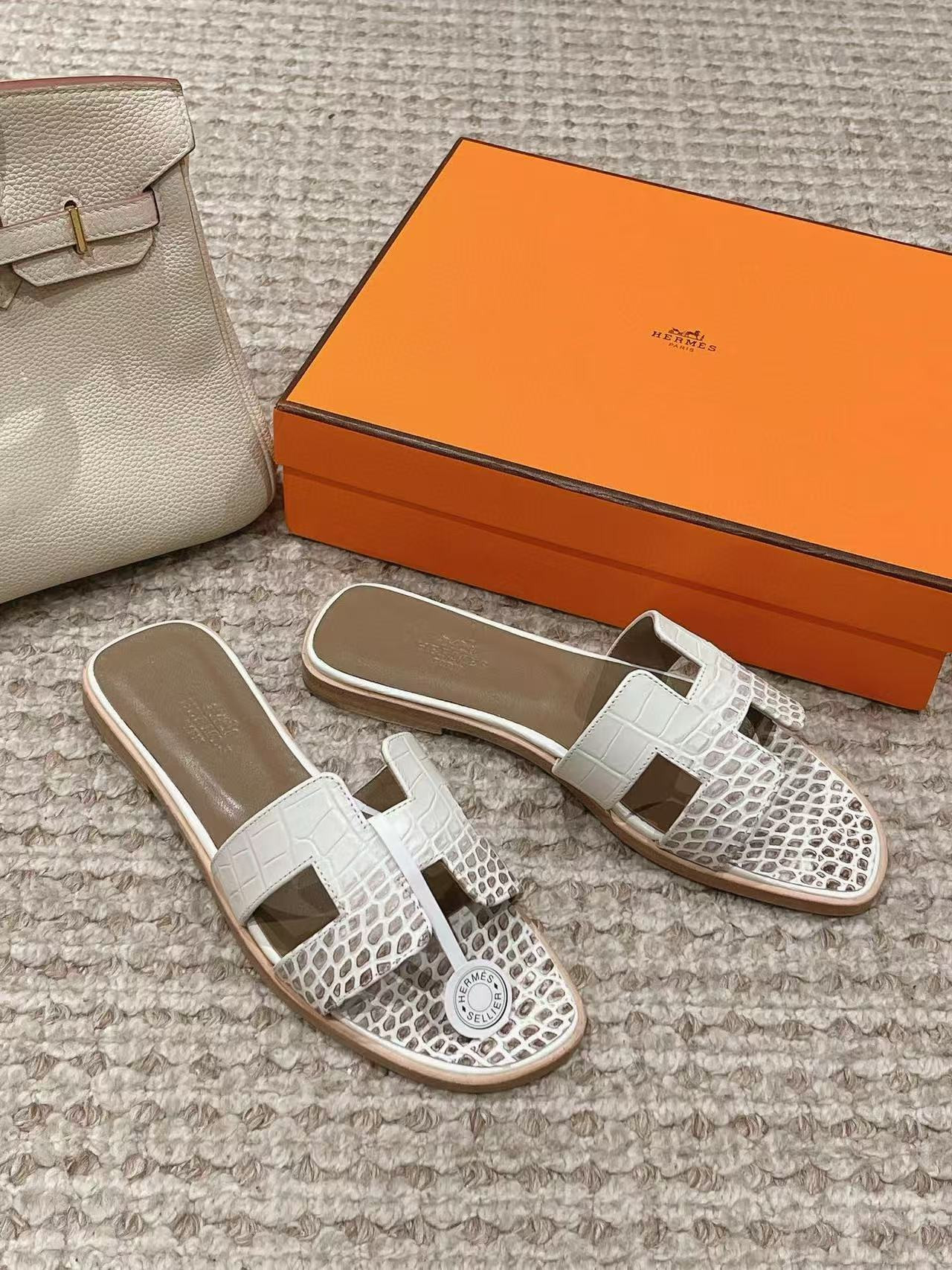 UA Hermès Oran sandal