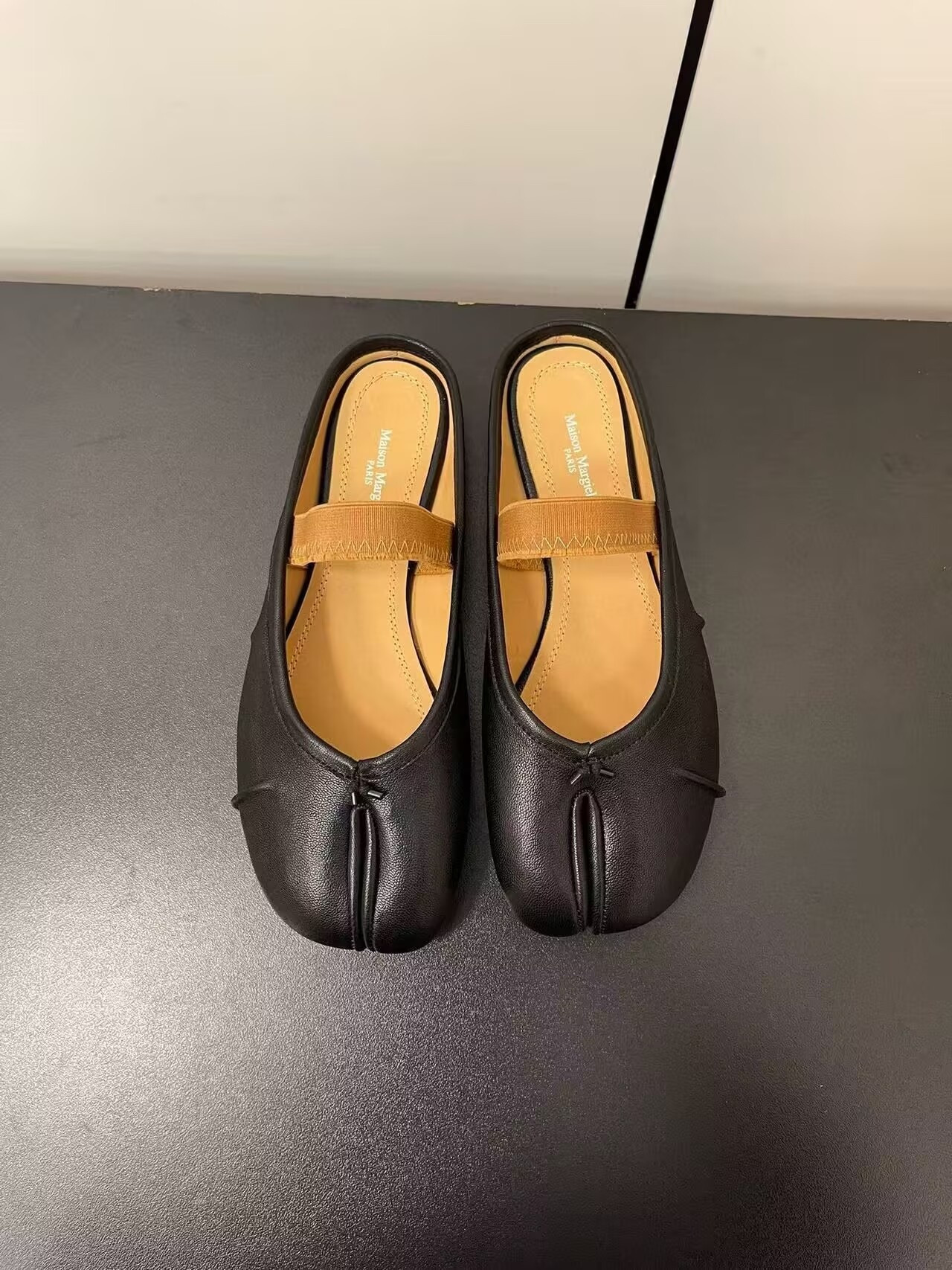 UA Maison Margiela Split-Toe Leather Ballerina Mules Black