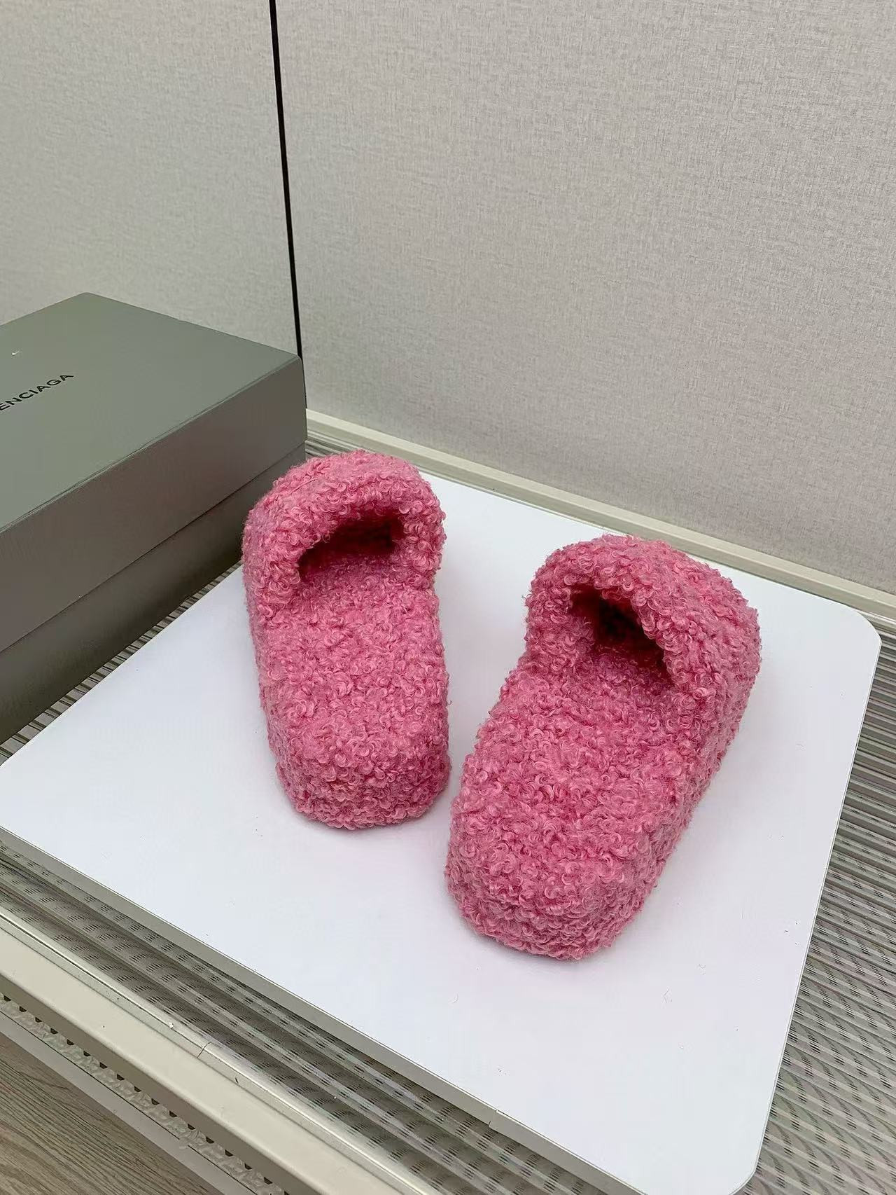 UA Ba*len*cia*ga SLIDE