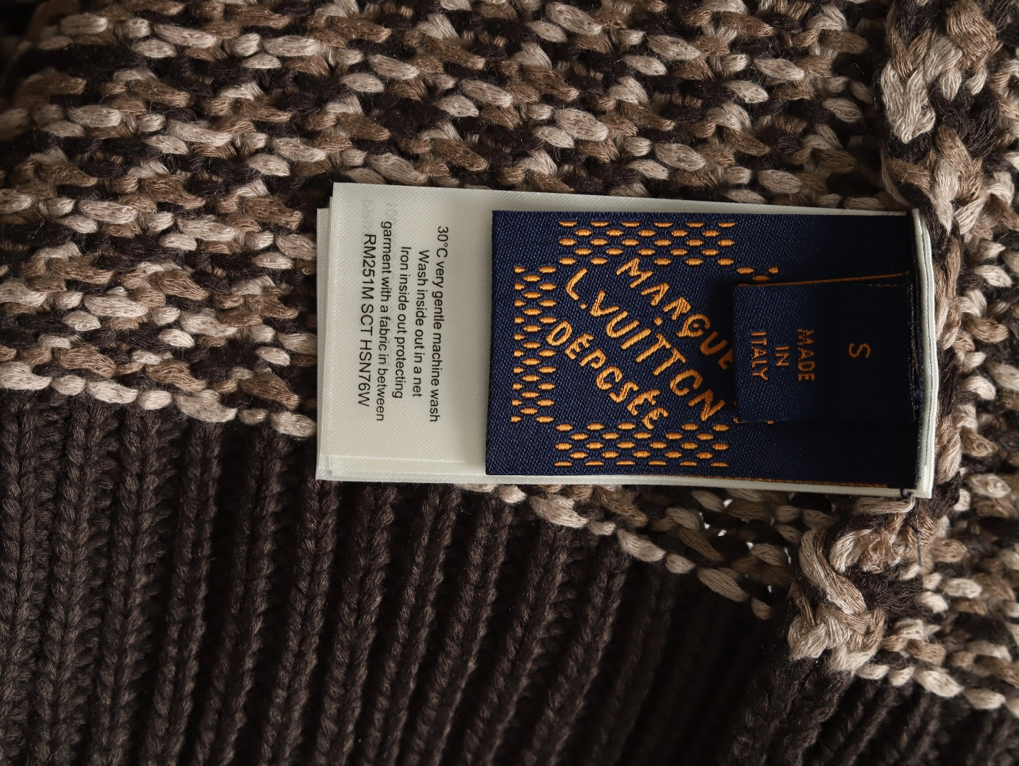 L0*is V*t0n LV knitting Vest