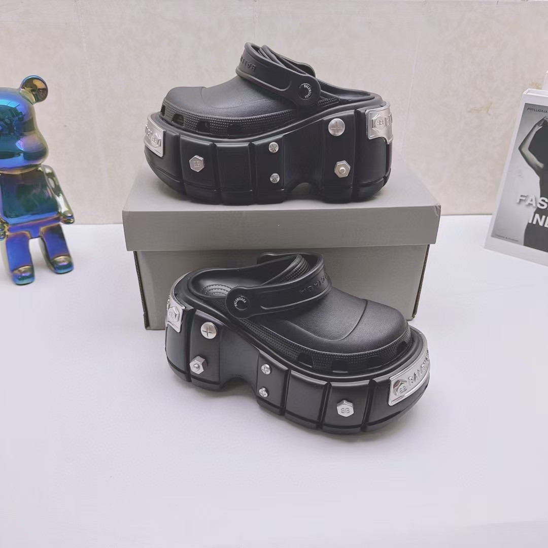 UA Ba*len*cia*ga Slide