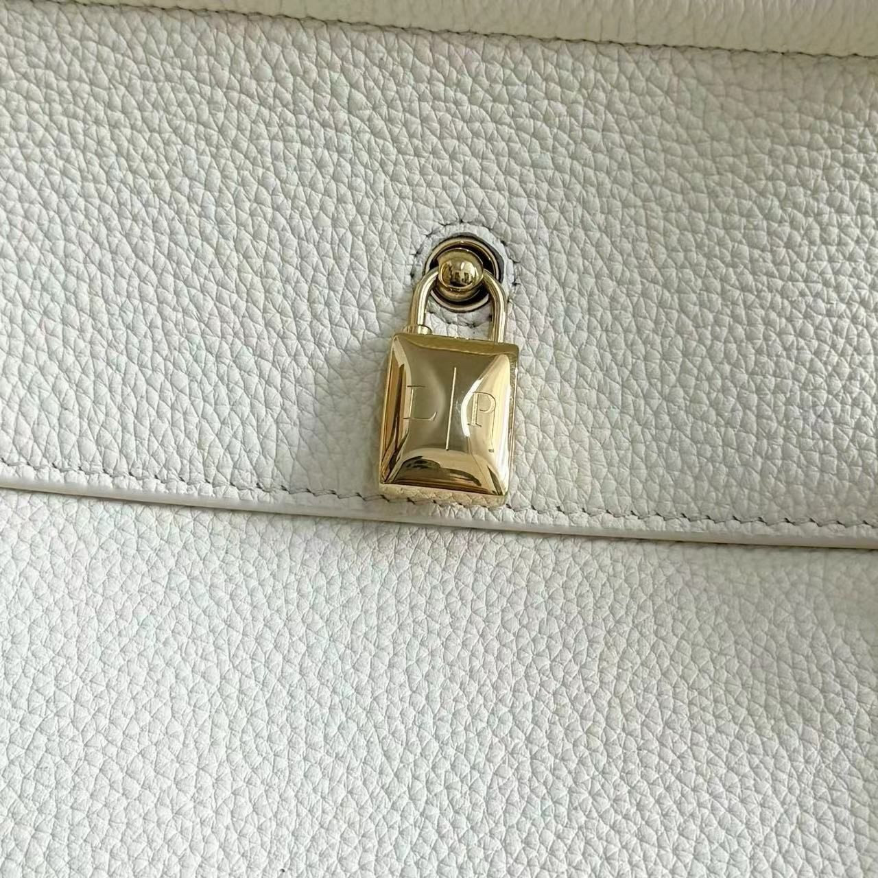 L**o p*ana Loom Bag L32 Grained Calfskin 33 x 23 x 18 cm