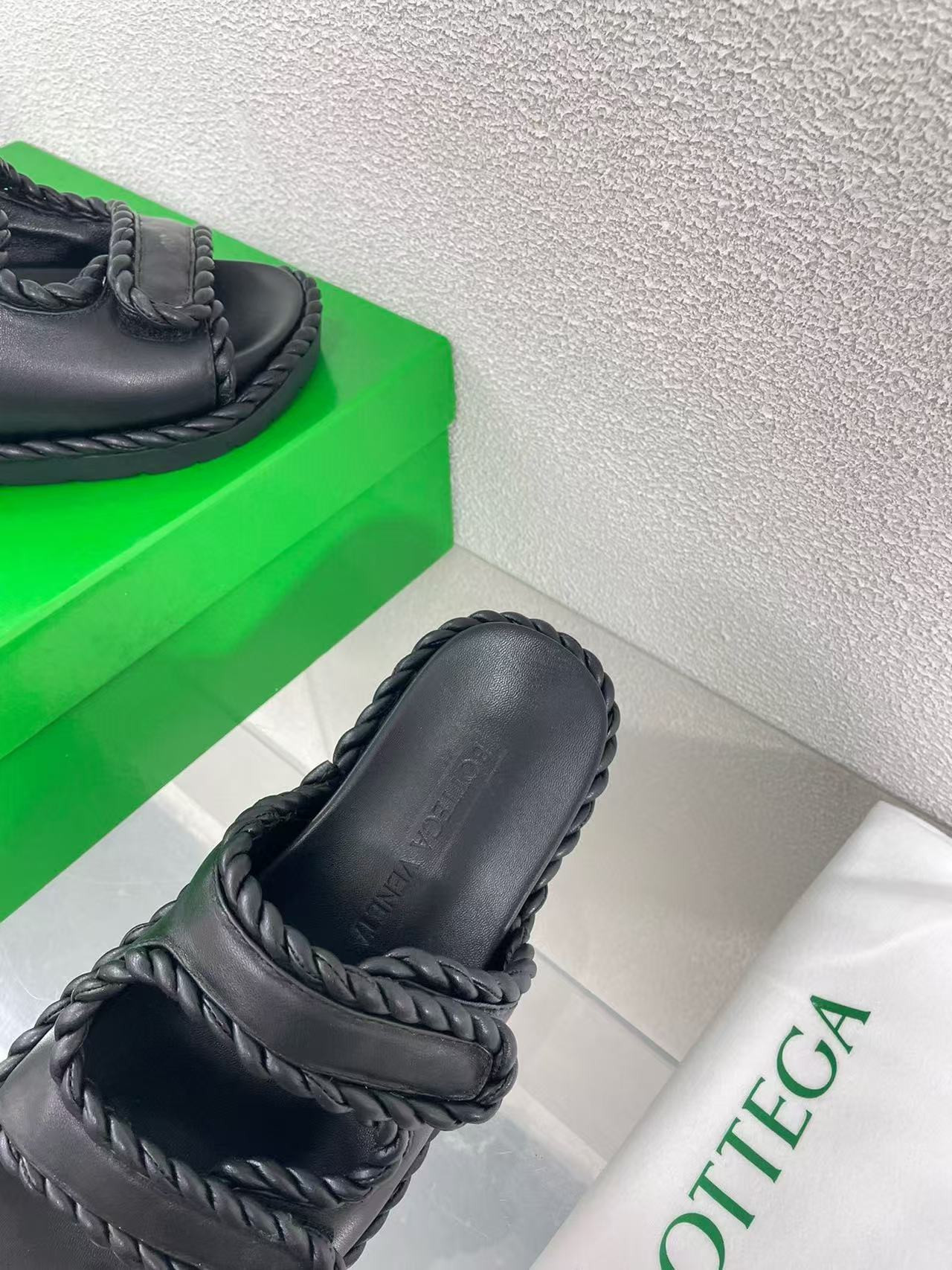 UA Bo*te*ga Ve*ne*ta Slide