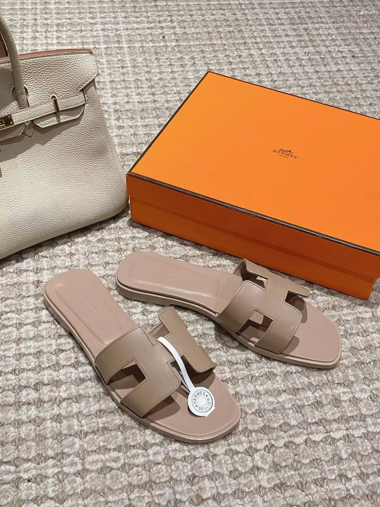 UA Hermès Oran sandal