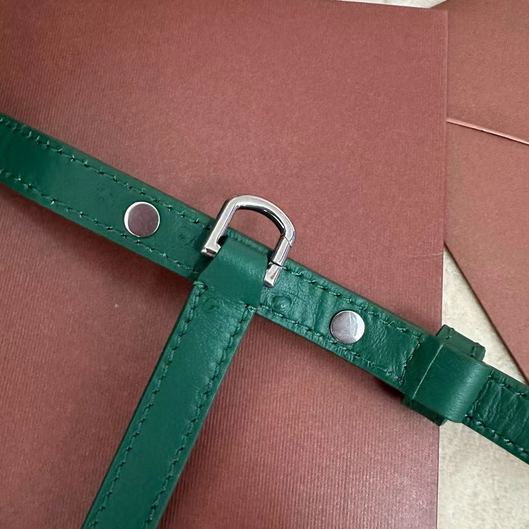 L**o p*ana Extra Pocket L19 Ostrich-grained Leather 11x19x6.5cm