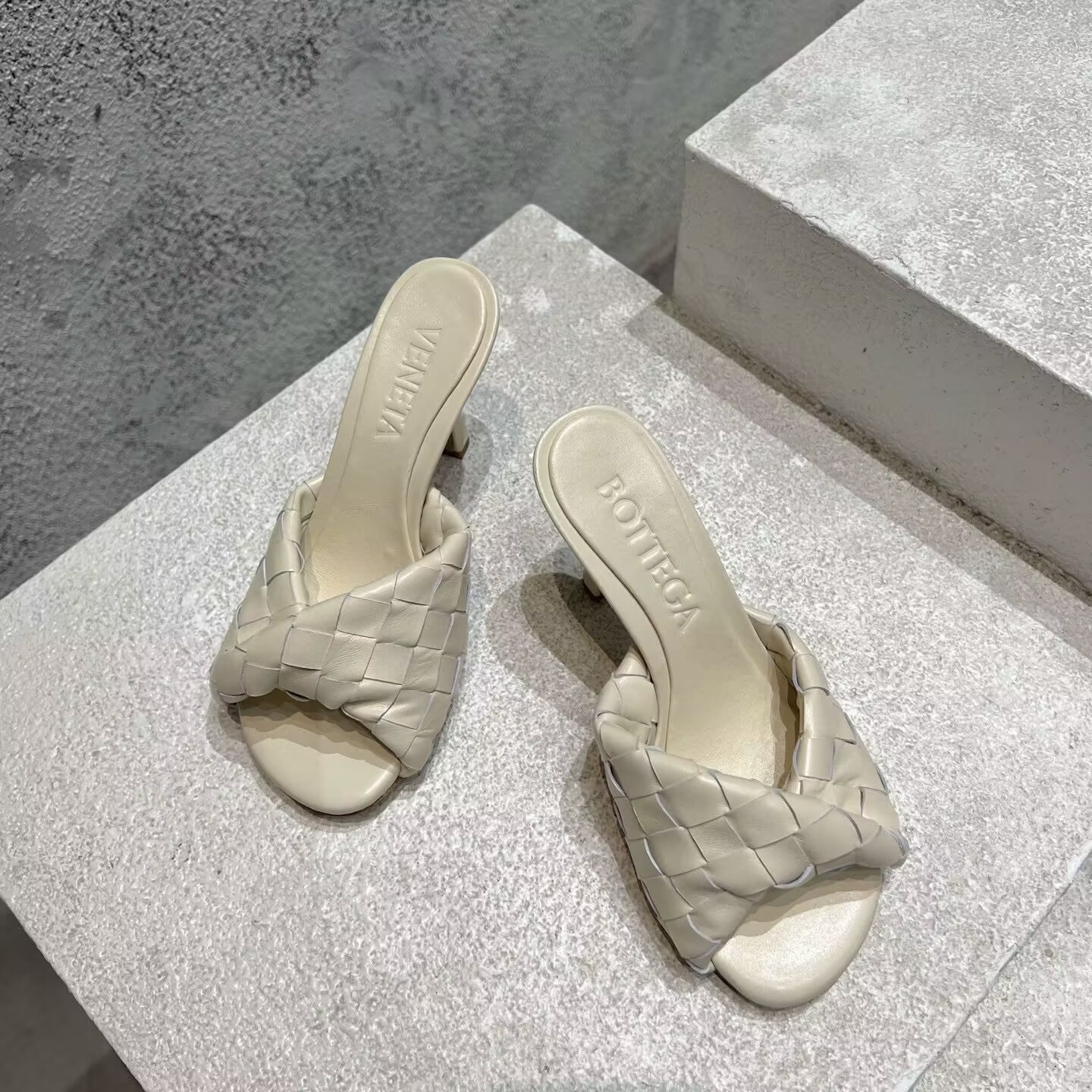 UA Bo*te*ga Ve*ne*ta Blink Slides