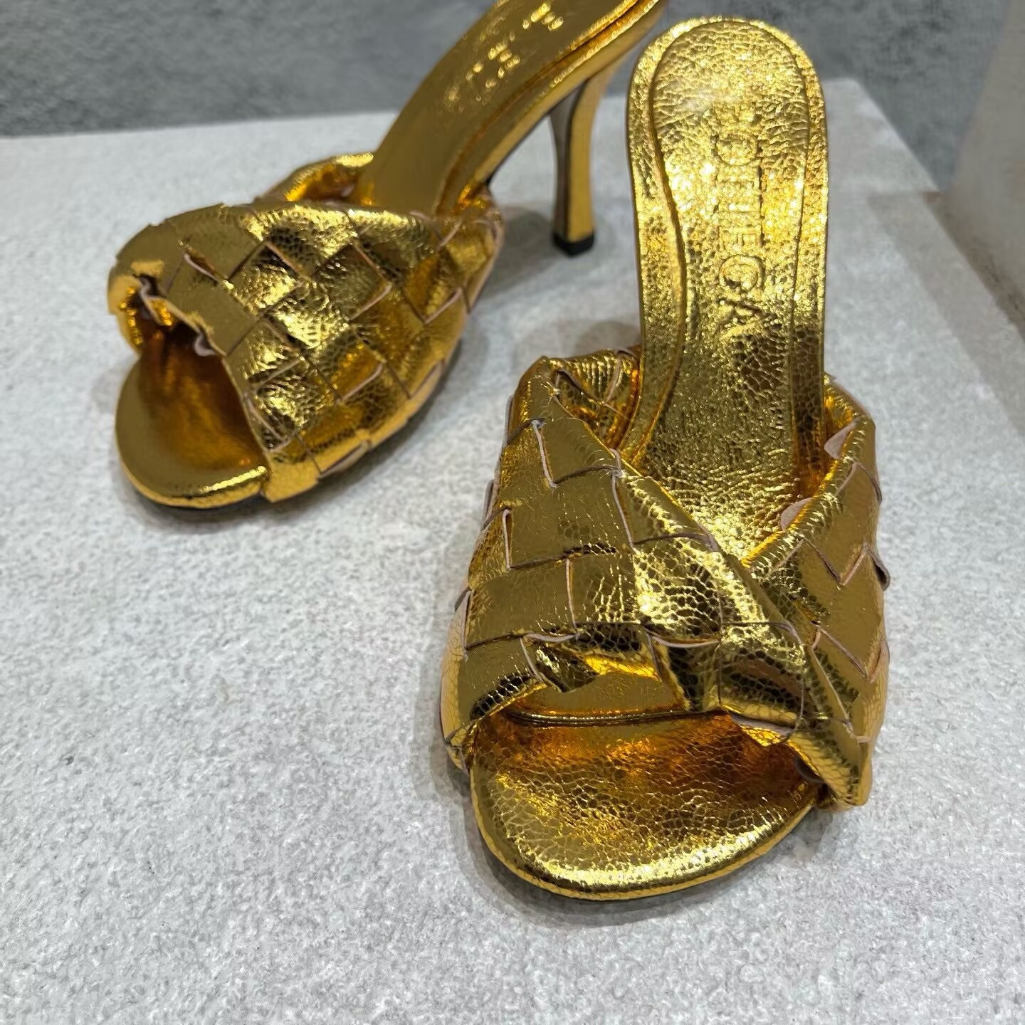 UA Bo*te*ga Ve*ne*ta Blink Slides