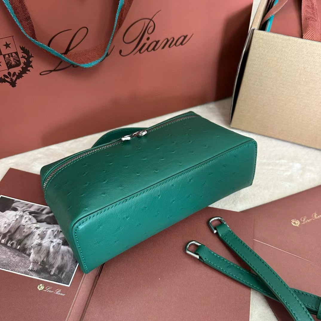 L**o p*ana Extra Pocket L19 Ostrich-grained Leather 11x19x6.5cm