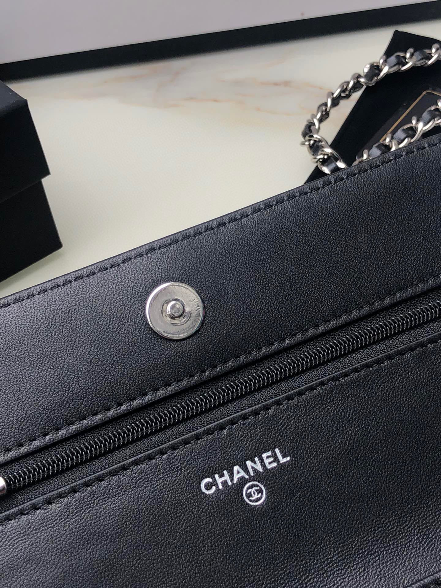 Ch*el CLASSIC WALLET ON CHAIN 4.8 × 7.5 × 1.4 in