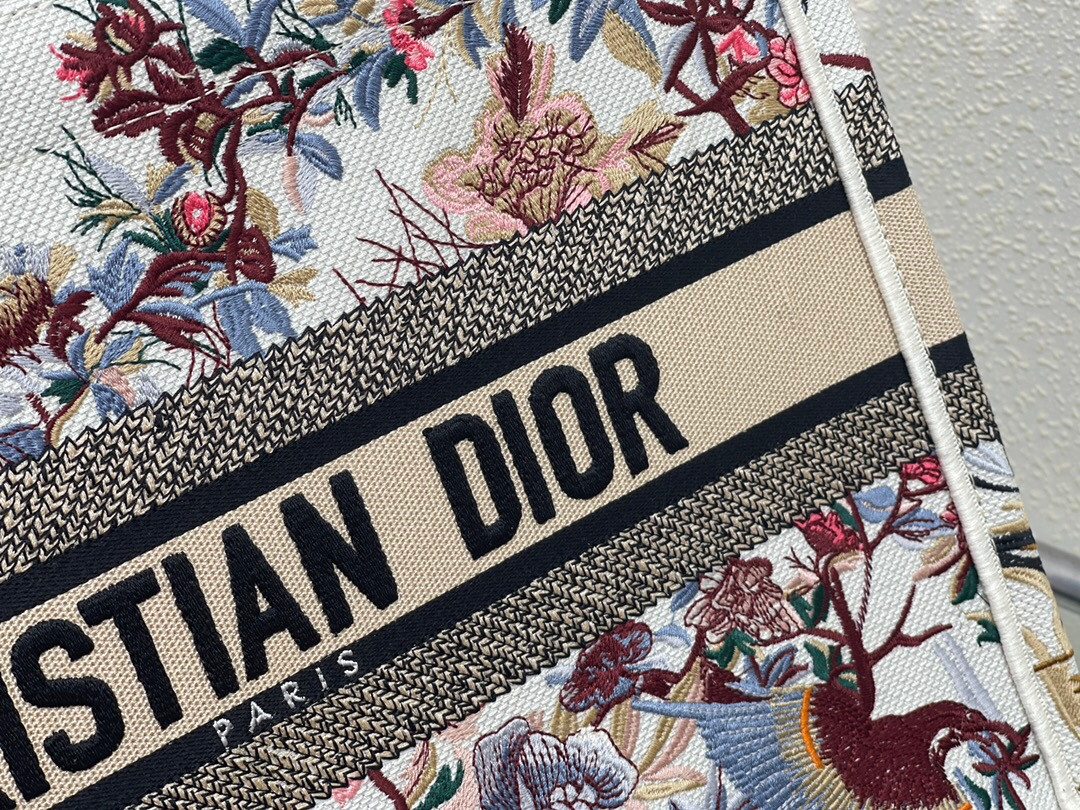 MEDIUM D*0r BOOK TOTE White Multicolor Dragon Zodiac Embroidery 36 x 27.5 x 16.5 cm