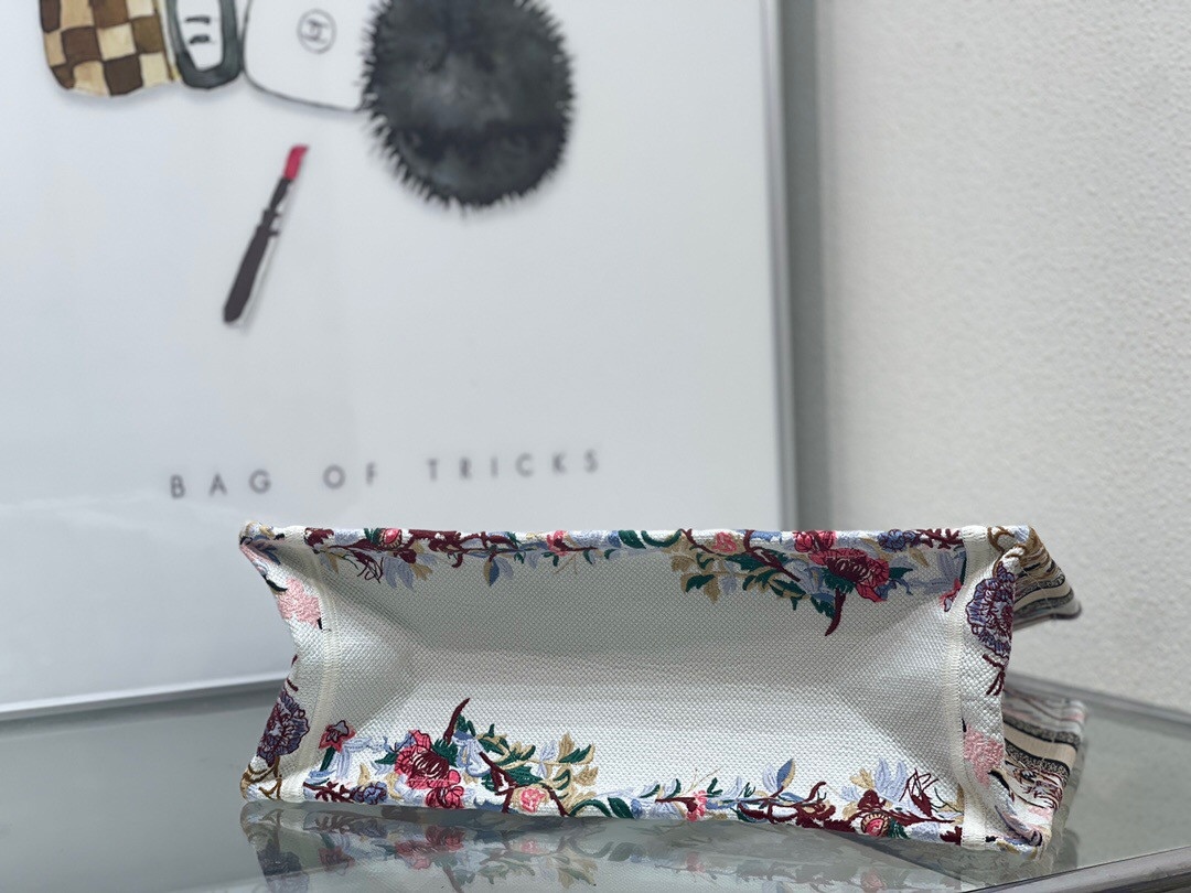 MEDIUM D*0r BOOK TOTE White Multicolor Dragon Zodiac Embroidery 36 x 27.5 x 16.5 cm