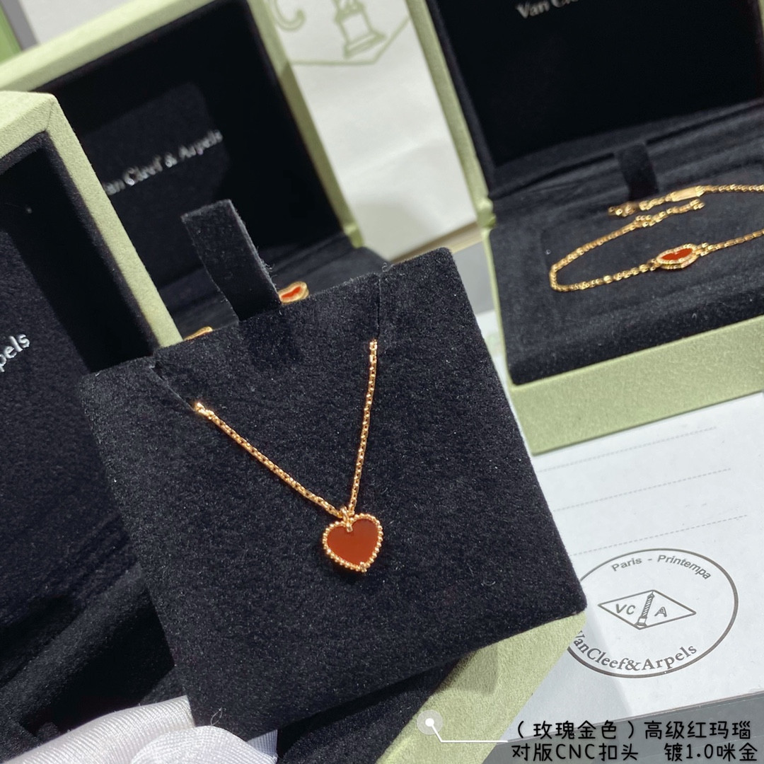 V*N CL*F & arpels red agate heart-shaped love necklace