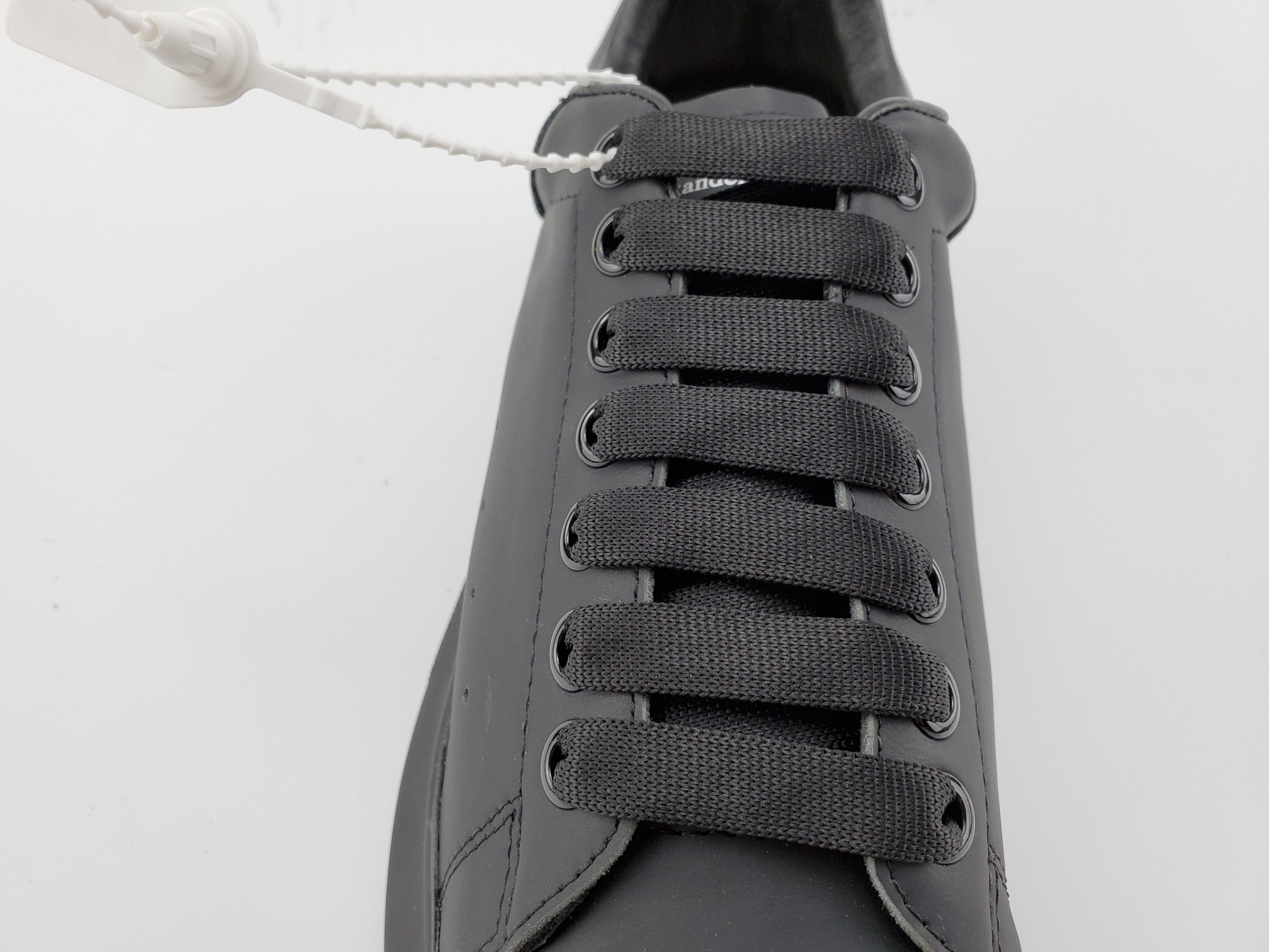 Ale*d*r M*Q*en Trainers Black