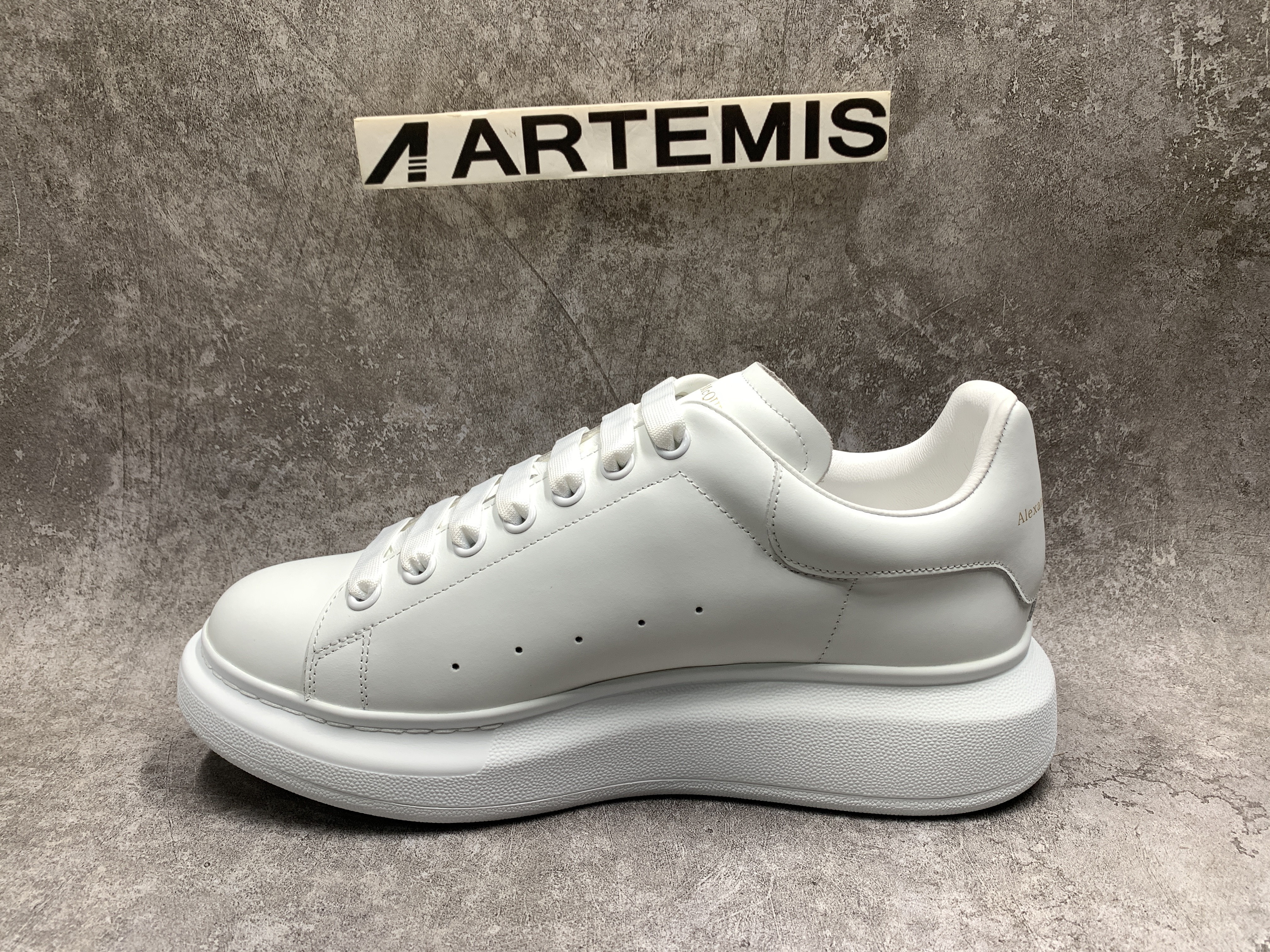 Ale*d*r M*Q*en Oversized White