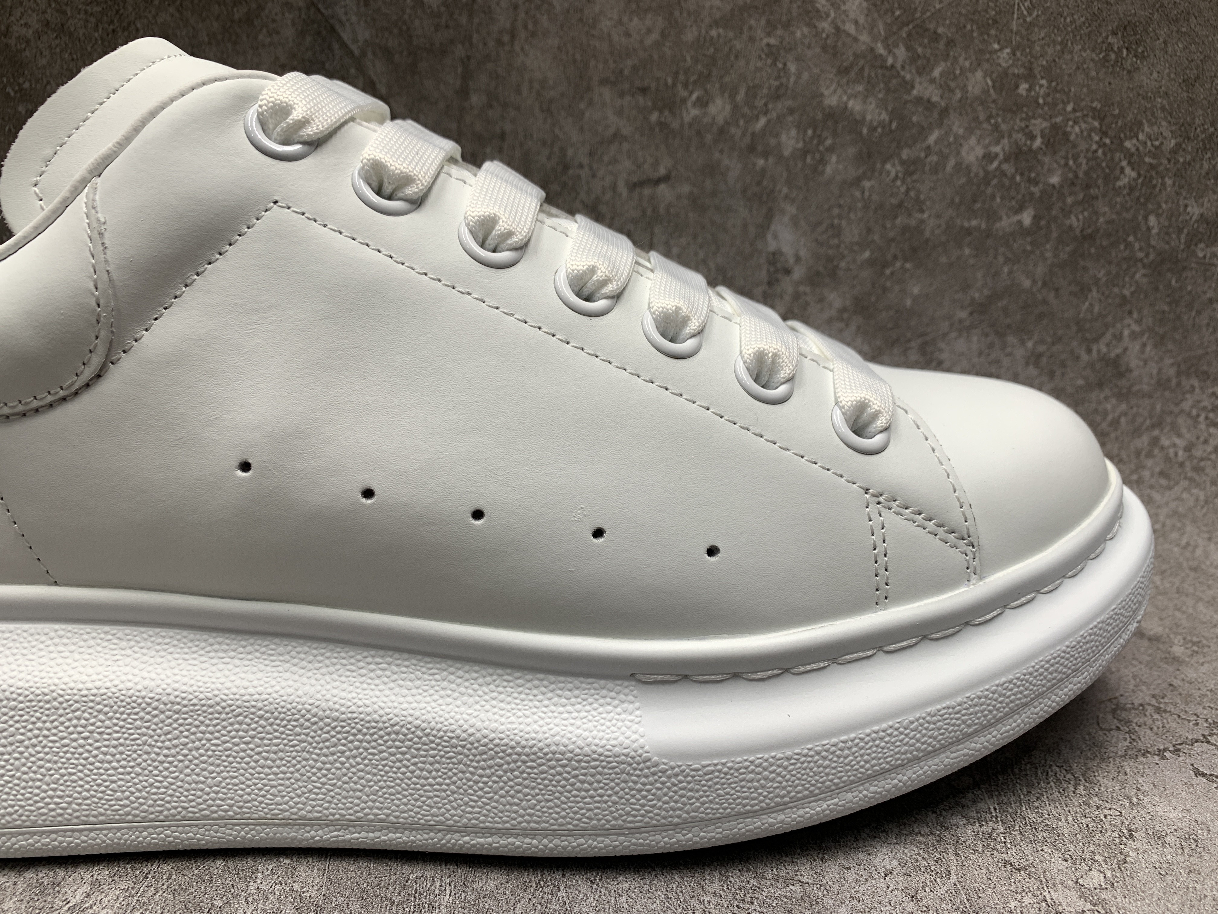 Ale*d*r M*Q*en Oversized White