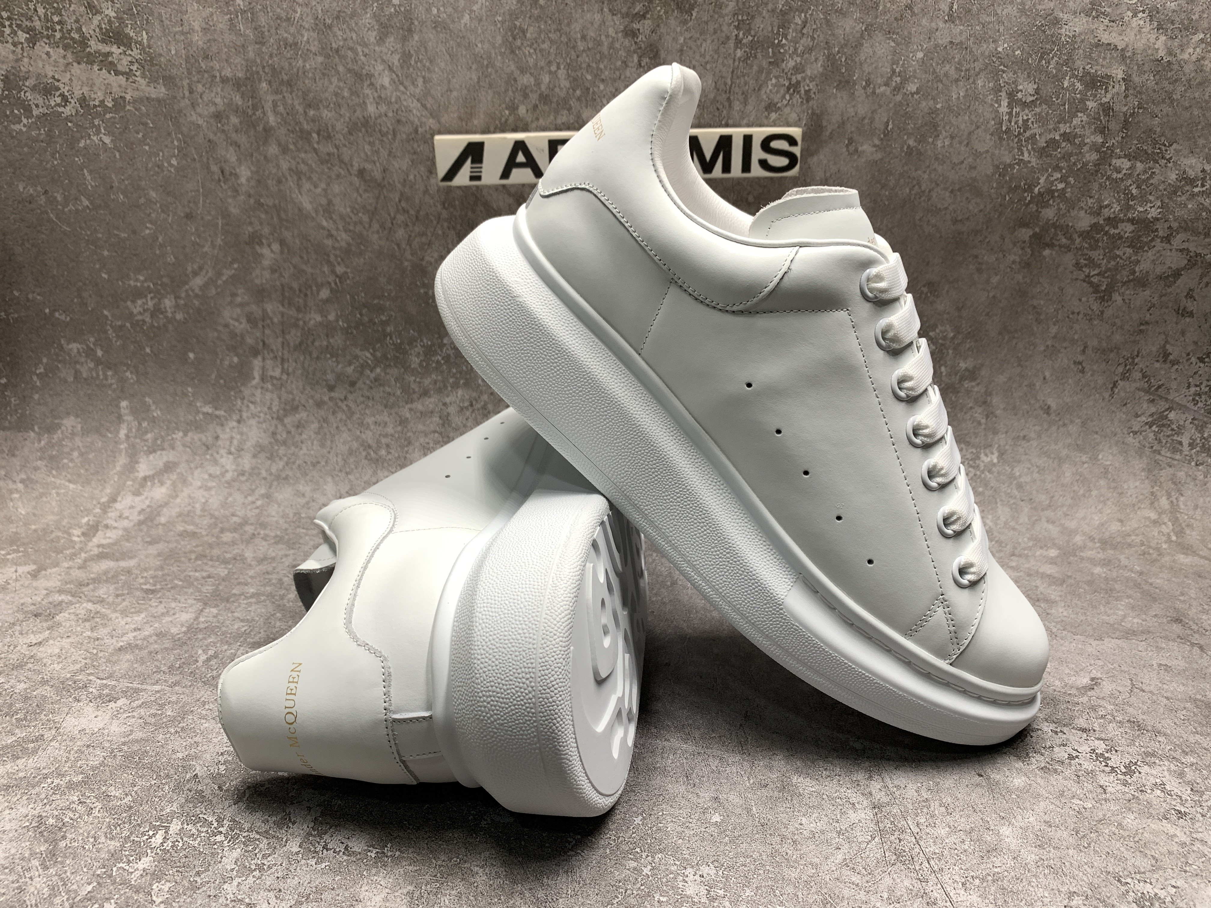 Ale*d*r M*Q*en Oversized White