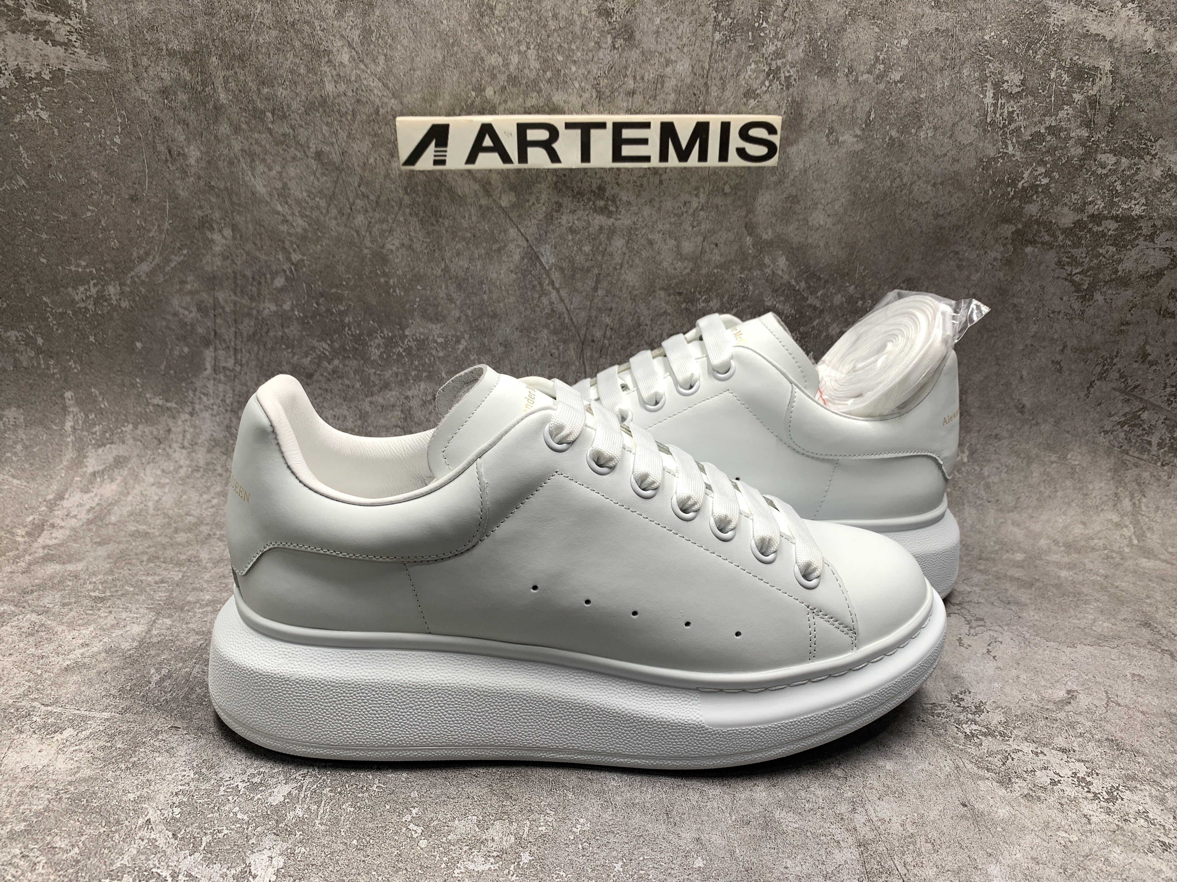 Ale*d*r M*Q*en Oversized White