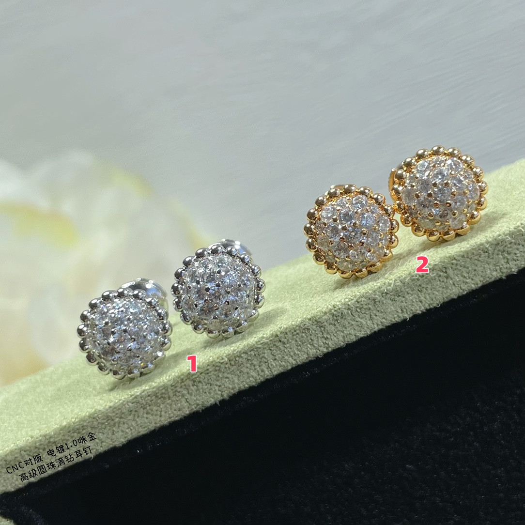 V*N CL*F & Arpels round bead full diamond earrings