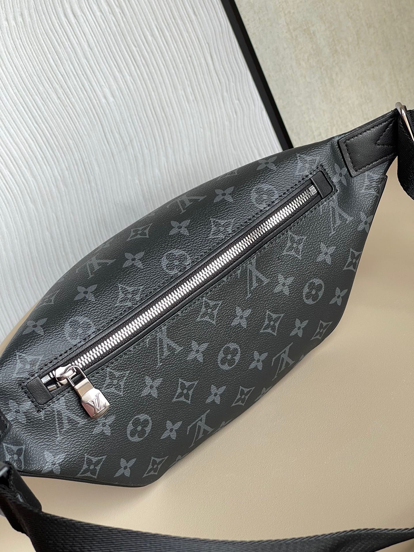 LV DISCOVERY BUMBAG PM M46035