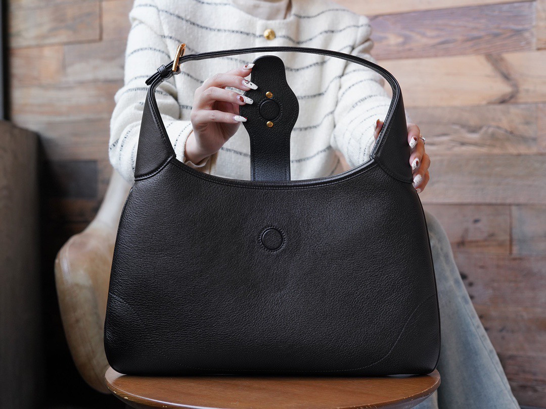 Aphrodite medium shoulder bag