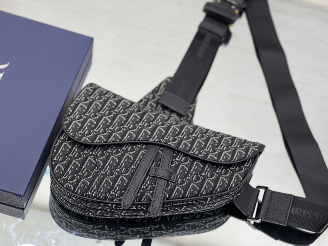 Ch**an D*0r Saddle Crossbody Bag Oblique Canvas 26 x 19 x 4.5 cm