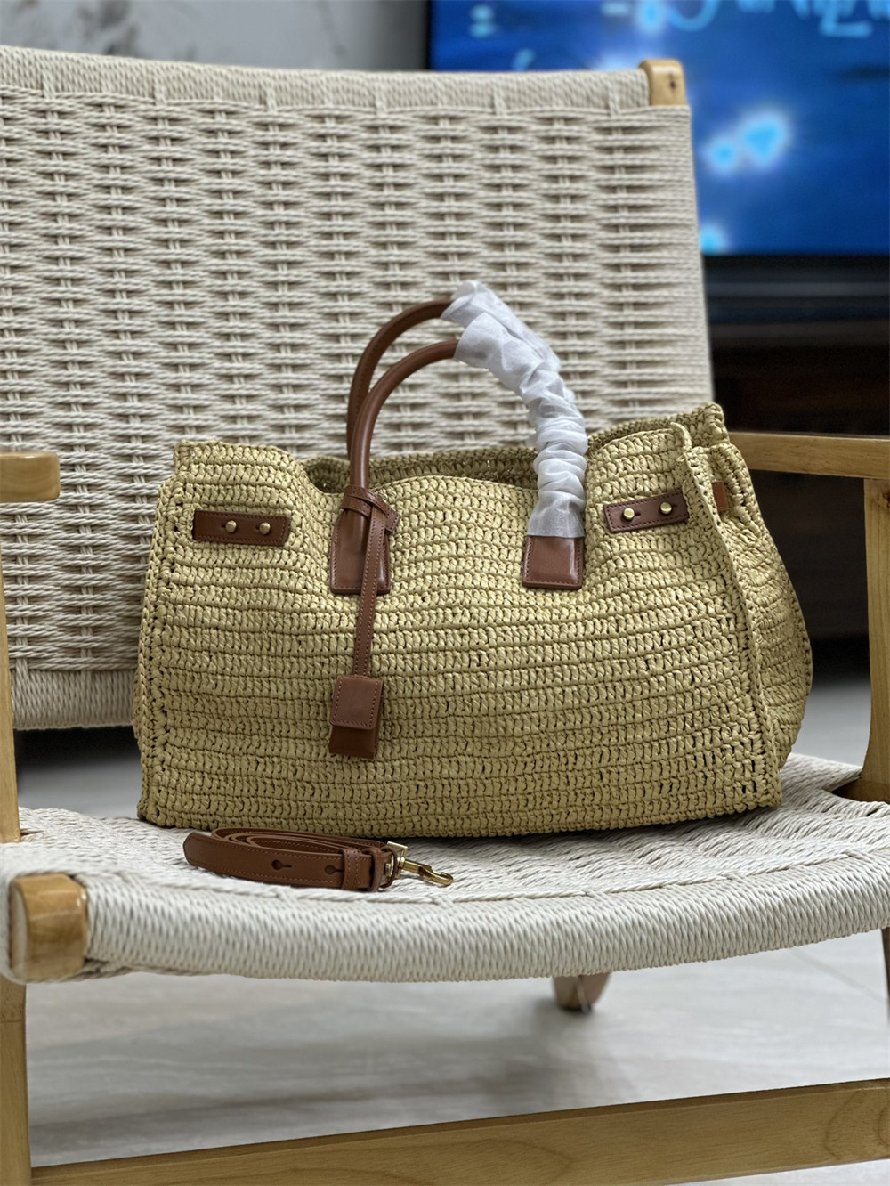 Y*L SAC DE JOUR MEDIUM S*pPLE IN RAFFIA AND VEGETABLE-TANNED LEATHER NATUREL AND BRICK
