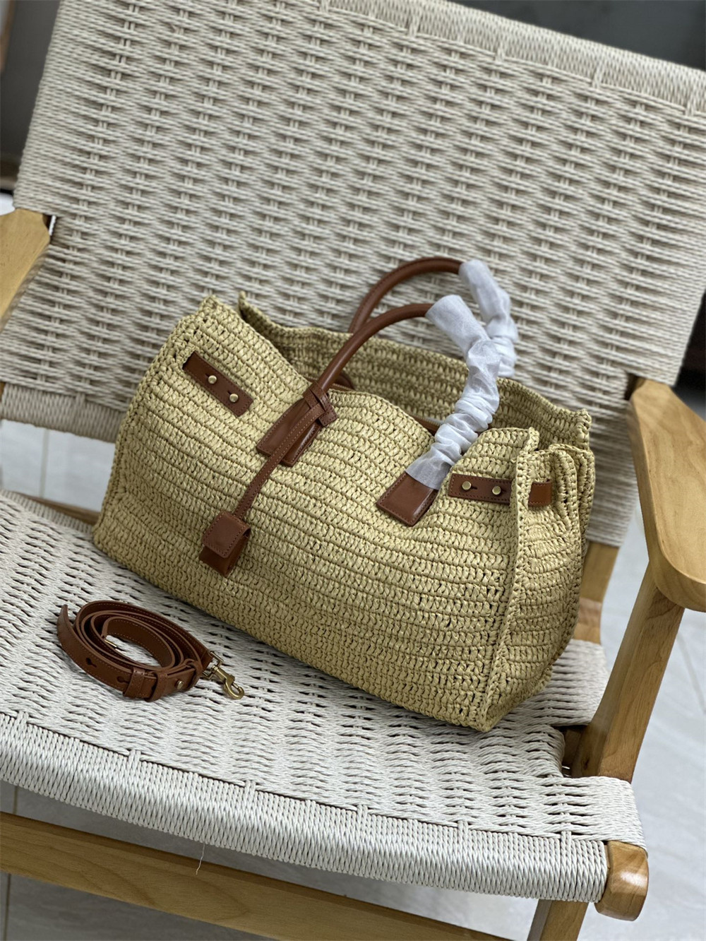 Y*L SAC DE JOUR MEDIUM S*pPLE IN RAFFIA AND VEGETABLE-TANNED LEATHER NATUREL AND BRICK