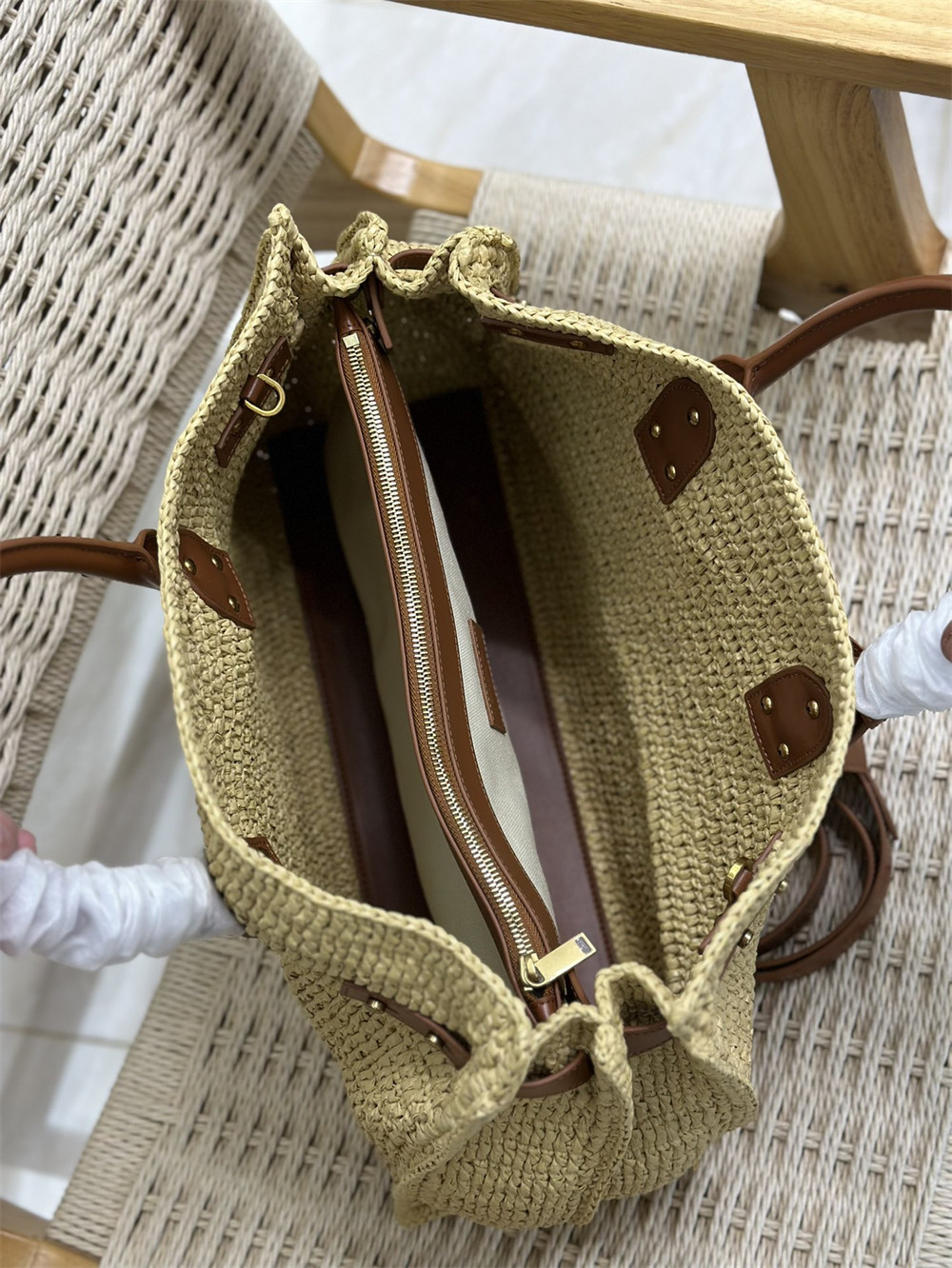 Y*L SAC DE JOUR MEDIUM S*pPLE IN RAFFIA AND VEGETABLE-TANNED LEATHER NATUREL AND BRICK