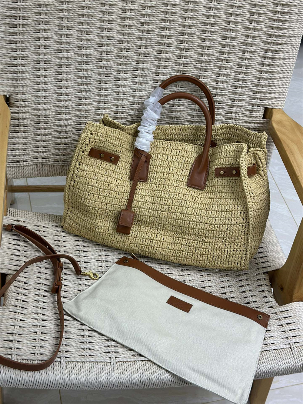 Y*L SAC DE JOUR MEDIUM S*pPLE IN RAFFIA AND VEGETABLE-TANNED LEATHER NATUREL AND BRICK