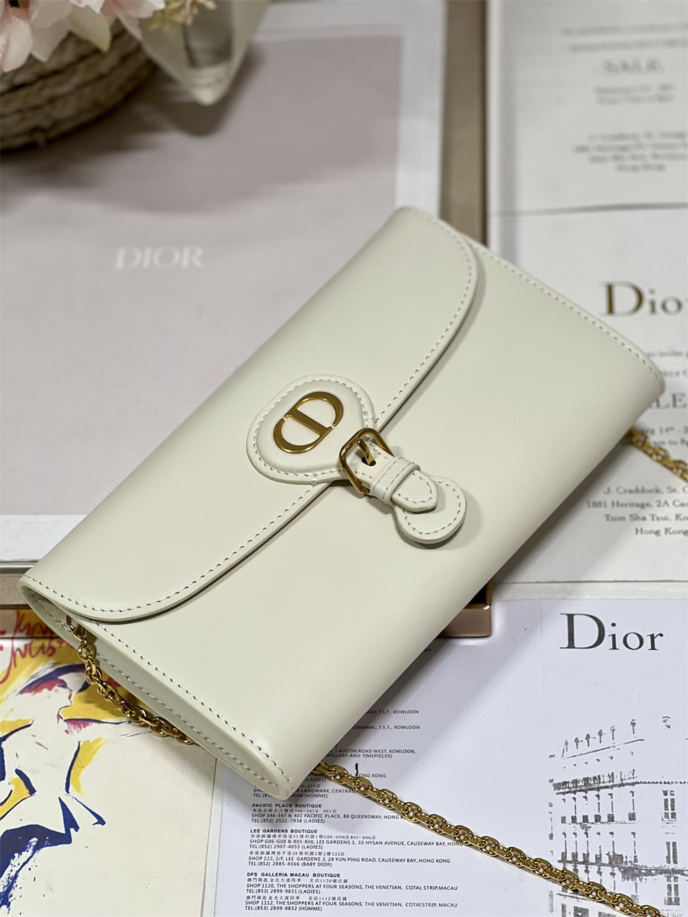 D*0r BOBBY EAST-WEST POUCH WITH CHAIN Latte Smooth Calfskin White